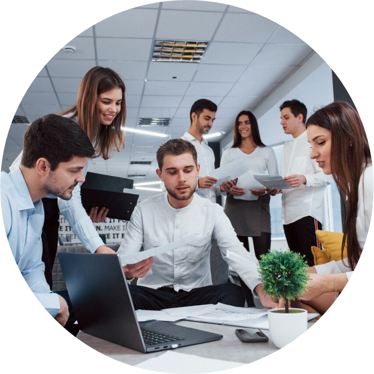 Empresario trabajando con conectividad de alta velocidad