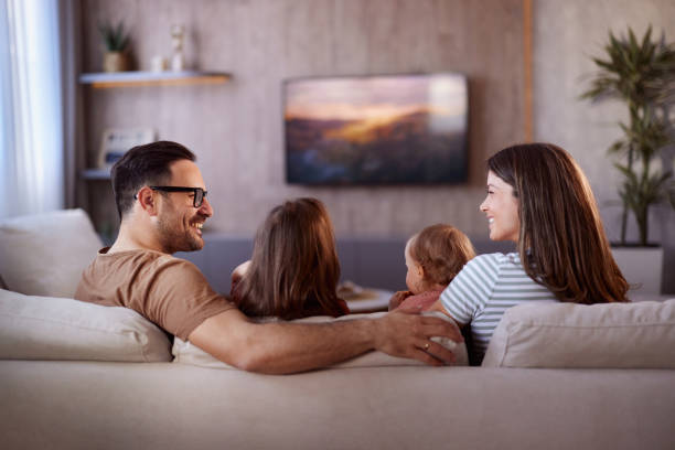 Familia disfrutando de la televisión en HD